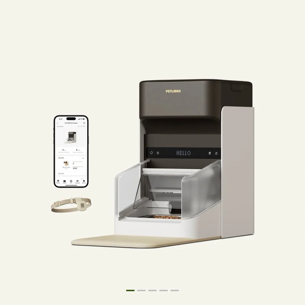 Automatic Cat Feeder - Black and White